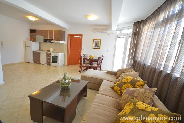 Apartman 2+2 en Braca Vojvodic apartamentos, alojamiento privado en Djenović, Montenegro