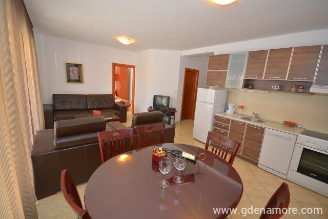 Apartman 4+2 en Braca Vojvodic apartamentos, alojamiento privado en Djenović, Montenegro